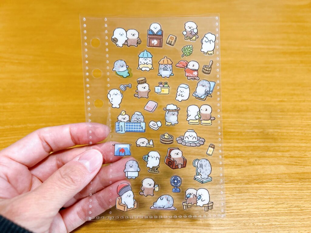 セリアのシール(温泉ラッコ&あざらし)