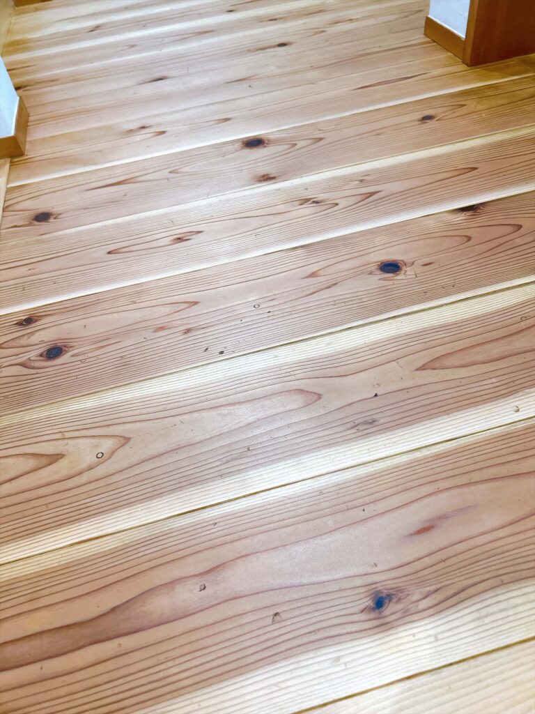 無垢の杉床にアウロ128を塗った