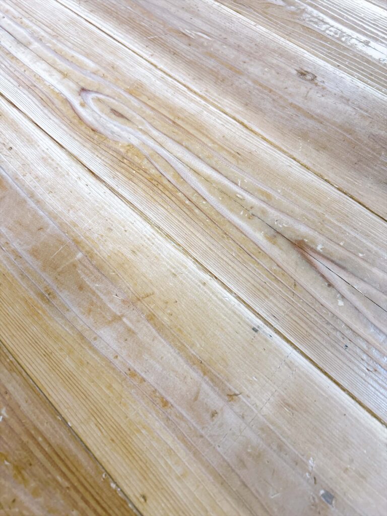 杉の無垢材を研磨