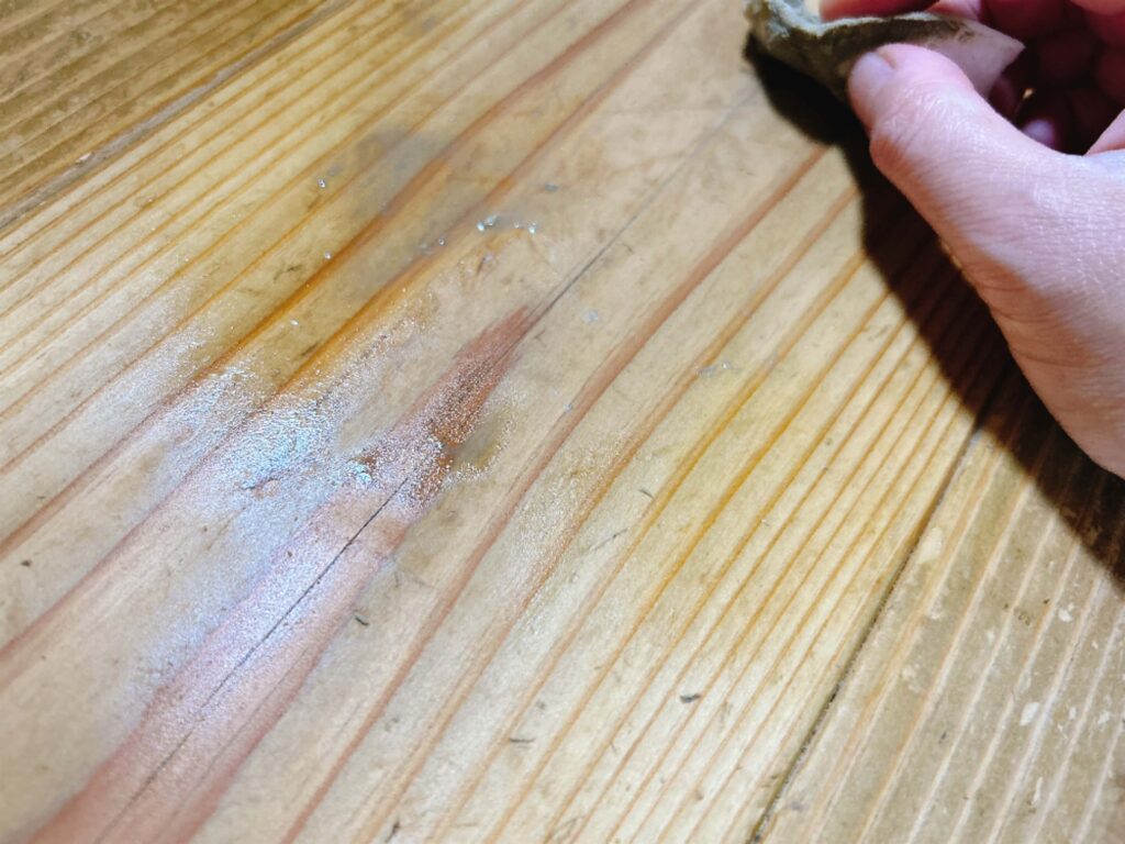 無垢の杉床の汚れをメラミンスポンジで落とす